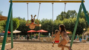 A playground with swings and sand. - Camping la Plage (Meyronne)