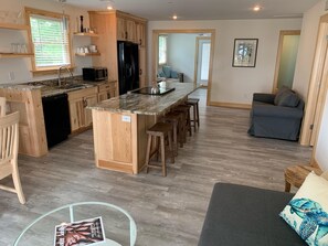 Smart TV, lettore DVD, libri, impianto stereo