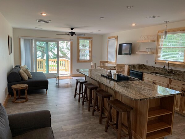 Smart TV, lettore DVD, libri, impianto stereo