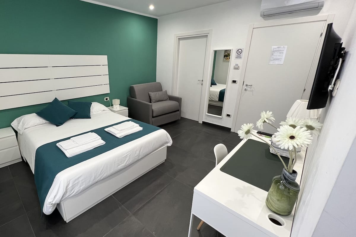 Double Room, Balcony (Green) | Down comforters, pillowtop beds, desk, laptop workspace