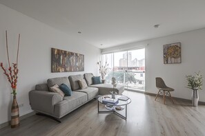 Apartment, 1 Schlafzimmer, Stadtblick | Wohnbereich | Flachbildfernseher