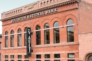 Exterior del edificio del Boughton National Bank con un llamativo letrero que dice 'The Vault'.