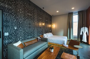 Found Money King Room | Ropa de cama de alta calidad y minibar (con algunos artículos gratuitos)