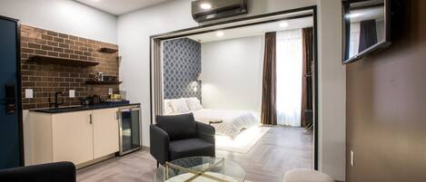 New Money King Suite Main St View | Living area | 40-inch LED TV with satellite channels, TV