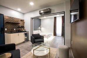 New Money King Suite Main St View | Area keluarga | Televisi LED 40-inci dengan saluran TV satelit dan TV