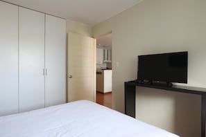 Apartment, 1 Queen Bed | 1 bedroom, desk, free WiFi, bed sheets - Acogedor Departamento a unos pasos del Malecón (Lima)