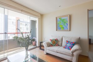 Apartment, 1 Queen Bed | Living area | 32-inch Smart TV with cable channels, TV - Acogedor Departamento a unos pasos del Malecón (Lima)