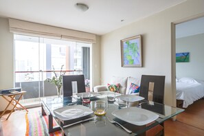 Apartment, 1 Queen Bed | In-room dining - Acogedor Departamento a unos pasos del Malecón (Lima)