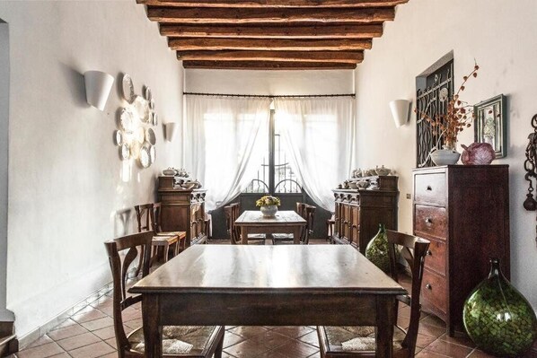 Unclassified image, 1 of 11, button