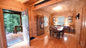 Ruang tamu | TV skrin rata, pendiangan, pemain DVD, mainan