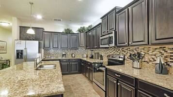 House (6 Bedrooms) | Private kitchen | Coffee/tea maker, fridge, microwave, oven