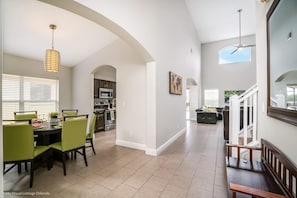 1 habitación, decoración personalizada, muebles diferentes y escritorio