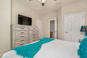 3 bedrooms, individually decorated, individually furnished, desk - Stylish and Accessible in Vista Cay With Lake View - 3bd/2ba Condo 3vc114 (Orlando)