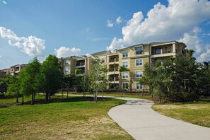 Exterior - Stylish and Accessible in Vista Cay With Lake View - 3bd/2ba Condo 3vc114 (Orlando)