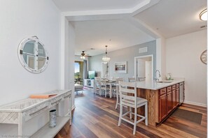 Fridge, microwave, oven, stovetop - Stylish and Contemporary Vista Cay Hideaway - Lake View 3bd/2ba #3vc4126 (Orlando)