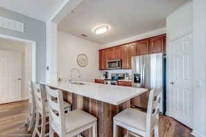 Fridge, microwave, oven, stovetop - Stylish and Contemporary Vista Cay Hideaway - Lake View 3bd/2ba #3vc4126 (Orlando)