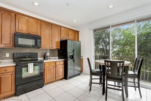 Design Townhome, 3 Bedrooms, Pool Access | Private kitchen