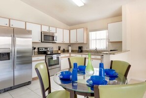 Fridge, microwave, oven, stovetop - Comfy and Spacious Near Disney With Pool - 4bd/3ba #4hl124 (Davenport)