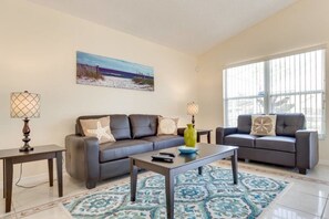 4 bedrooms, individually decorated, individually furnished, desk - Comfy and Spacious Near Disney With Pool - 4bd/3ba #4hl124 (Davenport)