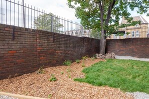 Property grounds - Stunning 2BR Flat Near Burgess Park W/garden (London)