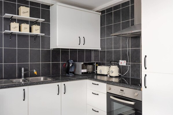 Fridge, microwave, oven, stovetop - Stunning 2BR Flat Near Burgess Park W/garden (London)
