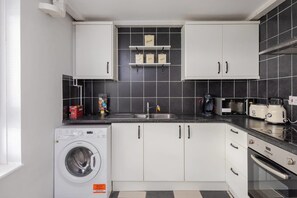 Fridge, microwave, oven, stovetop - Stunning 2BR Flat Near Burgess Park W/garden (London)