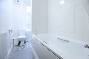 Appartement (1 Bedroom) | Badkamer | Een bad/douchecombinatie, handdoeken