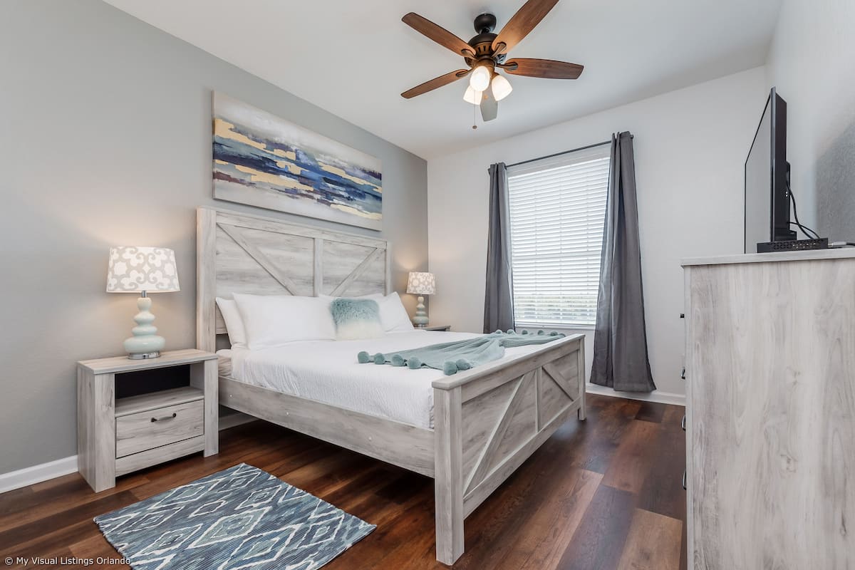 3 bedrooms, individually decorated, individually furnished, desk