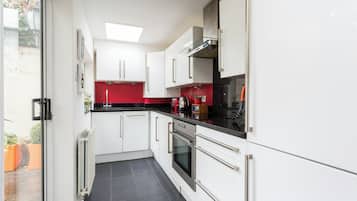 Frigorifero, forno, piano cottura, lavastoviglie