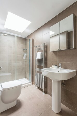 Apartment (2 Bedrooms) | Badezimmer | Dusche, kostenlose Toilettenartikel, Haartrockner, Handtücher