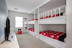 6 chambres, décoration personnalisée, ameublement personnalisé, bureau