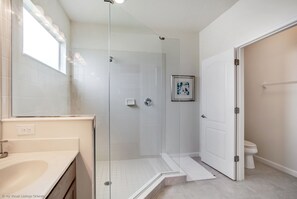 6 habitaciones, decoración personalizada y muebles diferentes 