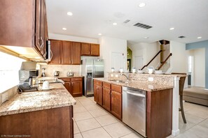 雪櫃、微波爐、焗爐、爐具