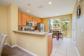 Fridge, microwave, oven, stovetop - Perfect Orlando Home! Cozy and Contemporary 3bd/3.5ba Town Home - #3vc013 (Orlando)
