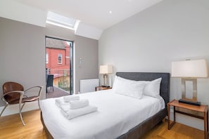 2 bedrooms, iron/ironing board, free WiFi, bed sheets - Modern 2BR Home in Dalston W/balcony, Fits 4 (London)