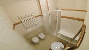 Shower, rainfall showerhead, free toiletries, hair dryer