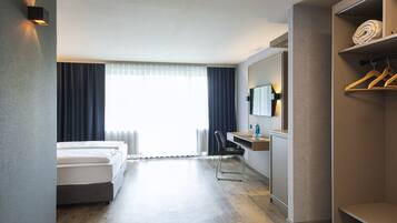 Comfort Room (Doppelzimmer) | 1 bedroom, desk, laptop workspace, blackout drapes