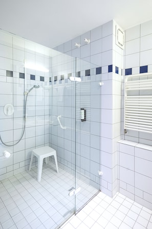 Standard Room (Doppelzimmer) | Bathroom | Shower, hair dryer, towels, soap - Michel Hotel Karoli Waldkirchen (Waldkirchen)