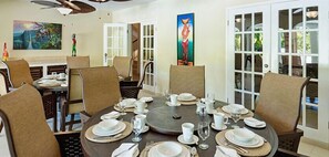 Cooktop, lava-louças, talheres/pratos/utensílios de cozinha