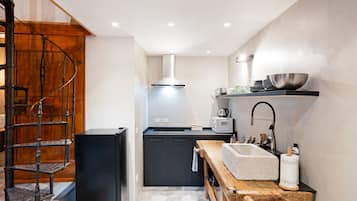 Duplex | Private kitchenette | Fridge, microwave, stovetop, electric kettle