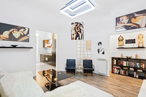 Apartamento, 2 quartos | Sala de estar | TV de tela plana