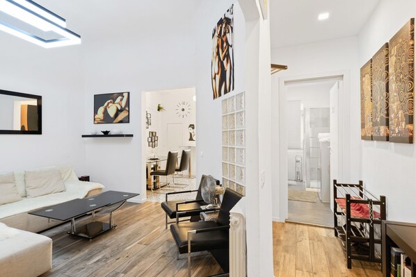 Apartment, 2 Schlafzimmer | Wohnzimmer | Flachbildfernseher