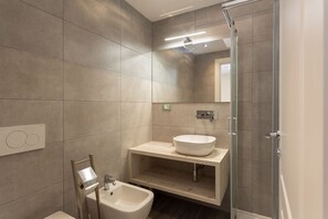 Double Room (Galileo) | Bilik Mandi | Pancuran mandi, hulu semburan mandi hujan, pengering rambut, bidet 