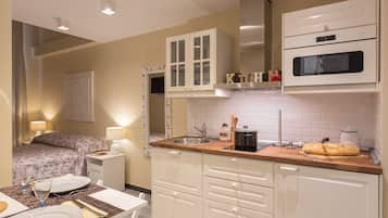 Studio (Michelangelo) | Private kitchenette | Full-size fridge, microwave, stovetop, cookware/dishes/utensils