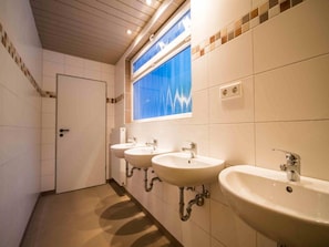 Bathroom - NaturFreundeHaus Stecklenberg - Hostel (Thale)
