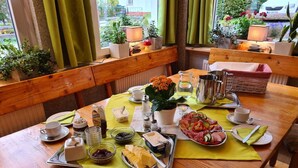 Breakfast buffet - NaturFreundeHaus Stecklenberg - Hostel (Thale)