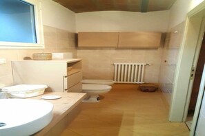 Dusche, Haartrockner, Bidet, Handtücher