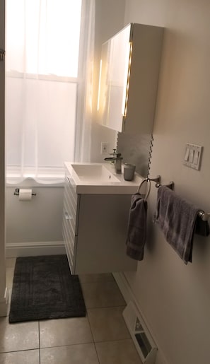 Badewanne, Haartrockner, Handtücher, Toilettenpapier