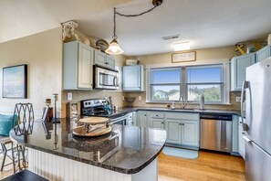 Jääkaappi, mikroaaltouuni, uuni, liesi