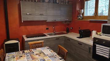 KĂŒhlschrank, Mikrowelle, Ofen, Herdplatte